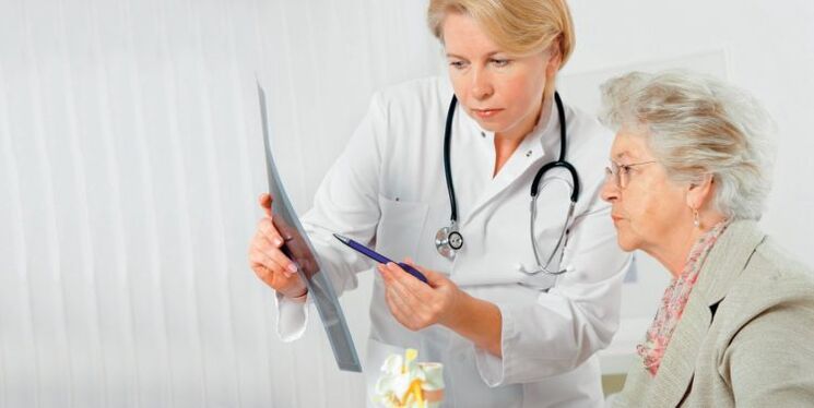 ο γιατρός συνταγογραφεί θεραπεία για τον πόνο στη μέση